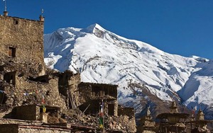 Lở tuyết chôn vùi trại leo núi ở Nepal