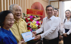 Phó Bí thư Thành ủy TP.HCM Nguyễn Phước Lộc thăm và chúc mừng nhà giáo tiêu biểu