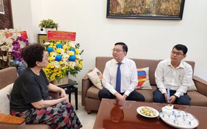 Ban Tuyên giáo Thành ủy TP.HCM thăm, chúc mừng gia đình Nhà giáo tiêu biểu