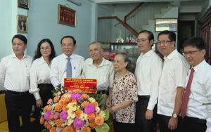 Lãnh đạo Thành phố thăm nhà giáo tiêu biểu nhân Ngày Nhà giáo Việt Nam