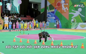"Huấn luyện viên quốc tế" Ngọc Phước hướng dẫn các bé tập luyện