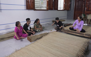 Ghé thăm làng nghề dệt chiếu Long Cang
