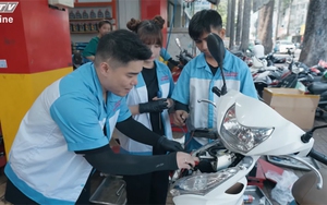 Những giây phút thú vị cùng nghề sửa xe