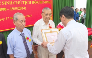 Thành uỷ Thủ Đức trao tặng huy hiệu Đảng đợt ngày 19/5/2024
