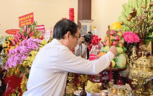 Lãnh đạo TP.HCM dâng hương, dâng hoa tưởng nhớ Chủ tịch Hồ Chí Minh, Chủ tịch Tôn Đức Thắng