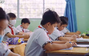 Cậu bé mồ côi lớn lên từ vòng tay của ngoại