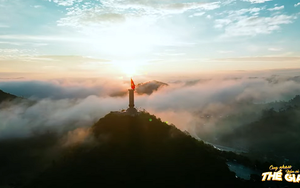 Chinh phục đỉnh cột cờ Lũng Cú ở Hà Giang