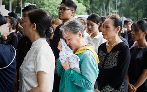 Dòng người nối dài vào viếng Tổng Bí thư Nguyễn Phú Trọng tại Hội trường Thống Nhất (TP.HCM) trong ngày 26/07