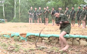 "Bé na" gây khó dễ cho các nữ quân nhân