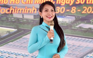 MC Khánh Ly và cái bắt tay “hạnh phúc”