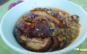 Thưởng thức món khâu nhục kèm xôi 3 màu