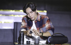 Dương Thanh Vàng cắm trại với chính mình trên sân khấu