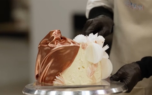 Độc đáo chiếc bánh cưới phủ vải lụa