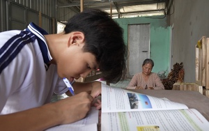 Cậu bé mắc bệnh mãn tính, thương mẹ ngày một kiệt sức vì nuôi mình