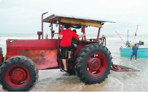 "Cỗ máy vận chuyển" của bà con làng chài