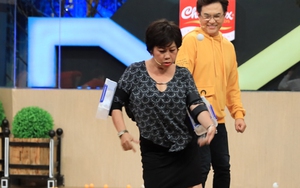 Nghệ sĩ Phi Phụng chơi gameshow vẫn không quên bán yogurt