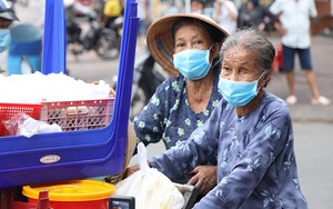 Gánh chè mang cả tuổi thơ của hai cụ bà ở Phan Thiết