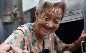 Gánh bánh khọt gần 50 năm của bà cụ nghèo lạc quan