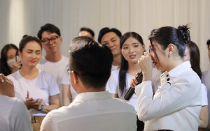 Á hậu Thúy Vân bật khóc tại Gương mặt Truyền hình