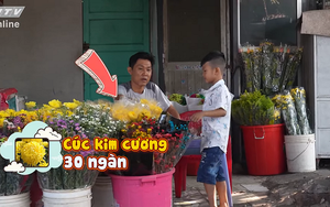 Cậu bé lém lỉnh phụ bán hoa khiến ba mẹ “lỗ nặng”