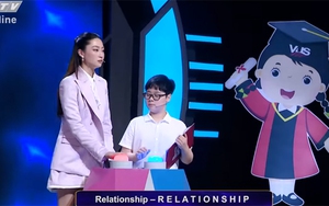 Hoa hậu Lương Thùy Linh so tài Anh ngữ với cậu bé 10 tuổi