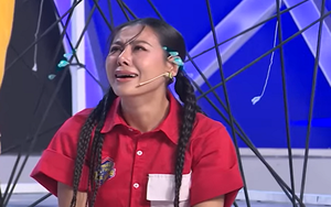 Nam Thư “ăn vạ” trong trò chơi xếp ống tre