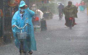 Áp thấp nhiệt đới đã đi vào Biển Đông, khả năng mạnh lên thành bão
