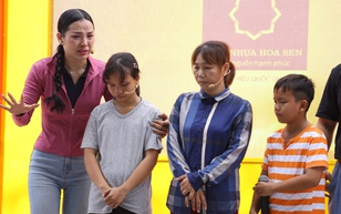 "Mái ấm gia đình Việt": Phương Trinh Jolie bật khóc khi thấy mình trong cô bé mồ côi