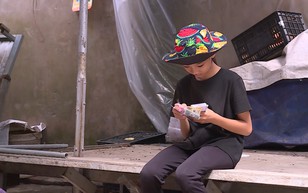 Chị em Thúy Đào hái rau, câu cá phụ mẹ mưu sinh - Mái ấm gia đình Việt