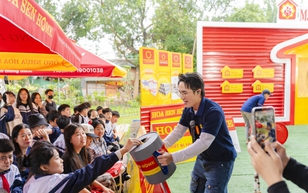 Khán giả Hà Nội đội mưa nán lại đến phút cuối cùng "Mái ấm gia đình Việt"