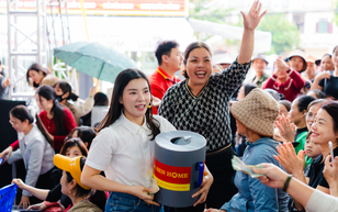 "Mái ấm gia đình Việt" tập 50 trao gần 300 triệu đến tay các em nhỏ mồ côi