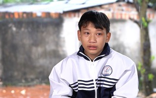 Em Quang Hiệp mồ côi cha mẹ, cùng chị gái nương tựa ngoại già yếu