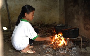 Chúc Ly mất cha từ nhỏ, mẹ bệnh nặng và ước mơ làm bác sĩ - Mái ấm gia đình Việt