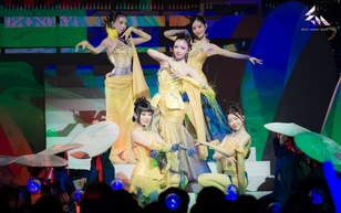 Đội "em xinh" Bích Phương mang “thiên đình” lên sân khấu