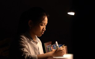 Cô bé mồ côi cha, mang bệnh hiểm nghèo vẫn vươn lên học giỏi