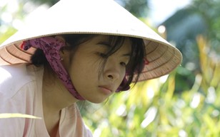 Kiều My nương tựa bà lớn tuổi vì mất cha, mẹ không minh mẫn