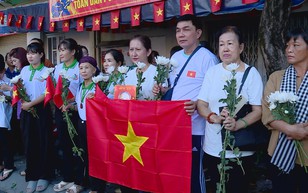 Những nhành hoa trắng tiễn các liệt sĩ về với đất mẹ