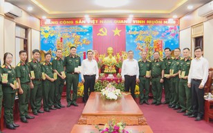 Lãnh đạo TP. Hồ Chí Minh trao tặng 100 suất quà Tết tại đặc khu Côn Đảo