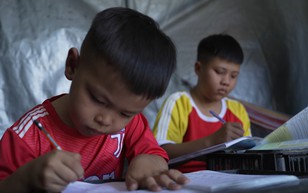 Mái ấm gia đình Việt: Chuyện em Vinh - cậu học trò đi bộ gần 9km đến trường