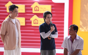 Huỳnh Lập trao xe đạp cho cậu bé đi bộ gần 9km đến trường - Mái ấm gia đình Việt