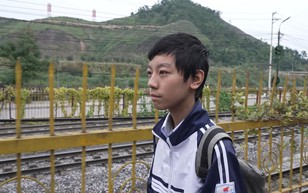 Mái ấm gia đình Việt: Cậu bé mồ côi chỉ mong có tiền mua thuốc cho ông bà