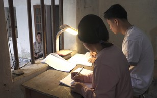 Mái ấm gia đình Việt: Thu Huệ chăm cha thiểu năng và anh chậm phát triển