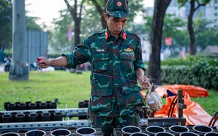 Cận cảnh trận địa pháo hoa trước giờ bừng sáng đêm 30/4 tại TP.HCM