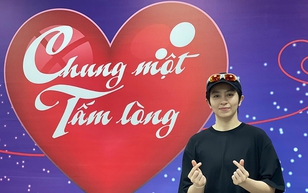 Gil Lê đóng góp cho Quỹ “Chung một tấm lòng”