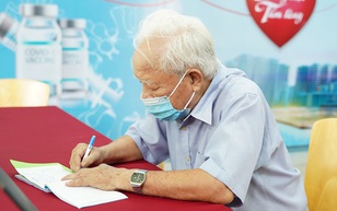 Nhiều tấm lòng cao tuổi đến góp quỹ "Chung một tấm lòng"