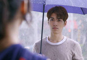 Không phải bạn thân, vì "Có lẽ anh yêu em"