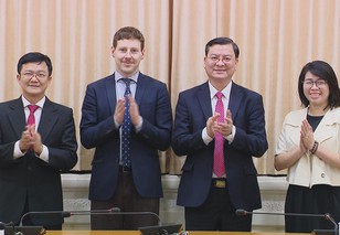 TP. Hồ Chí Minh tăng cường hợp tác quốc tế trong robot, A.I. và chính quyền số