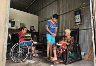 Quốc Thái: "Con chỉ mong cha khỏe lại, bà sống lâu với con" - Mái ấm gia đình Việt