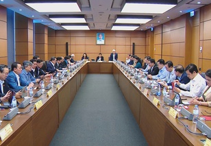 Đại biểu Quốc hội góp ý dự thảo Văn kiện Đại hội XIV của Đảng