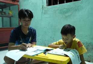 Văn Tính: Cha em mất một tay, mẹ qua đời sau 10 ngày sinh em trai - Mái ấm gia đình Việt